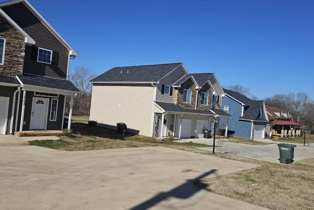 コンコード Charming & Spacious 3Br Houseヴィラ エクステリア 写真